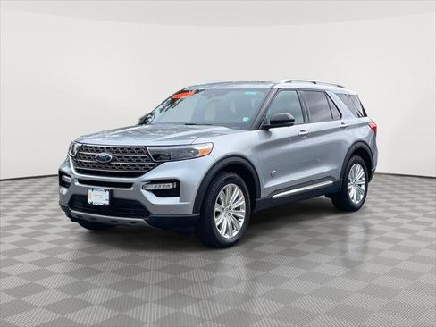 Used 2022 Ford Explorer King Ranch w/ Premium Technology Package image 3