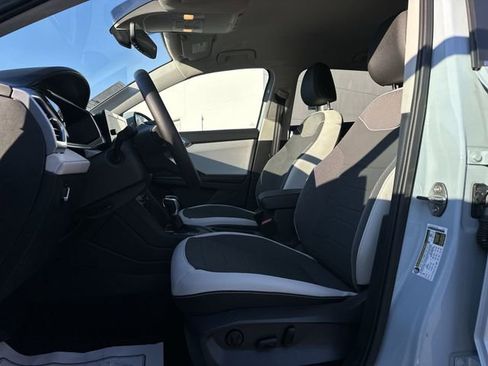 Certified 2025 Volkswagen Taos SE image 12