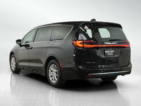 Used 2023 Chrysler Pacifica Touring-L FWD image 3