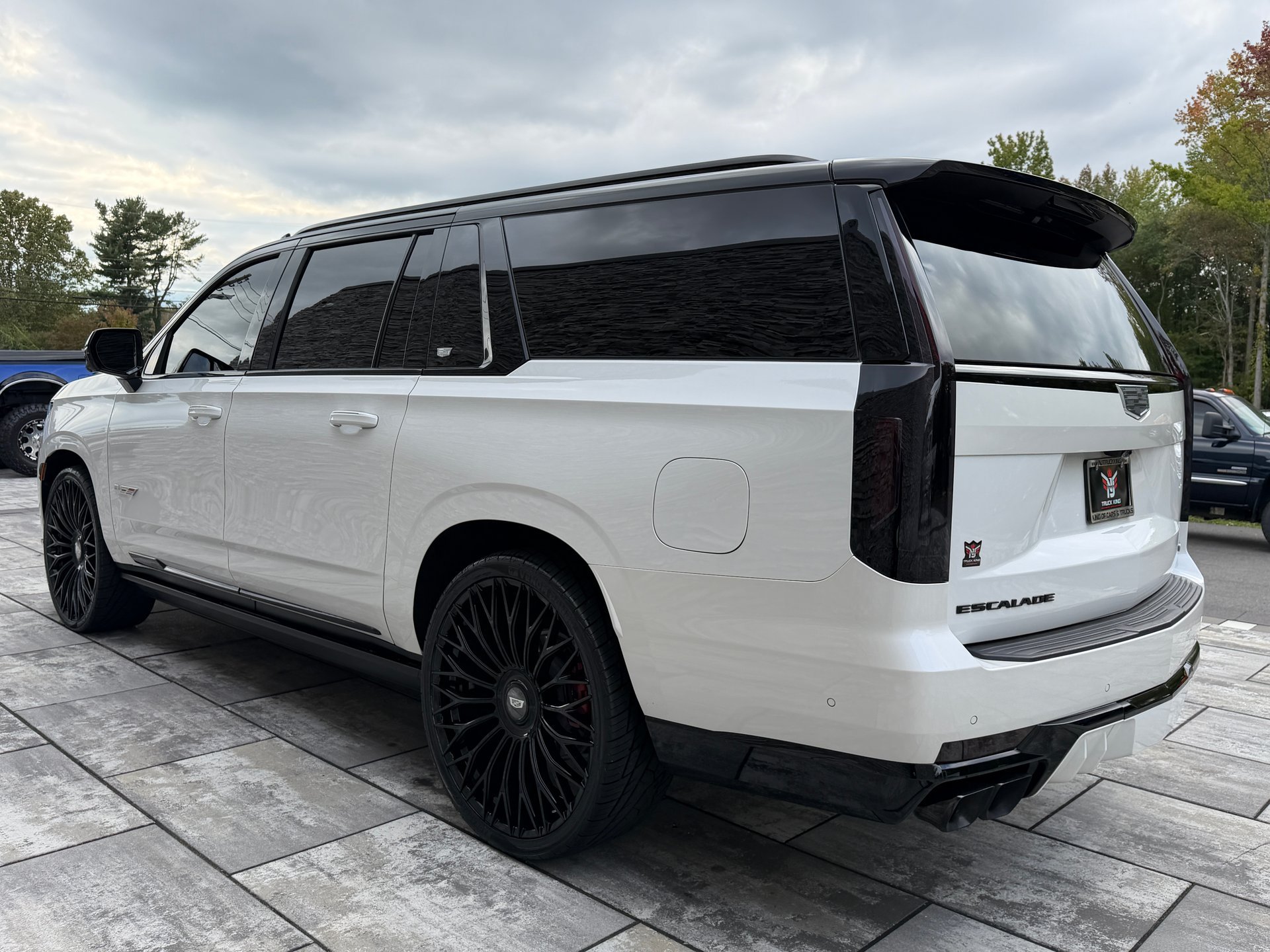 Used 2024 Cadillac Escalade ESV V w/ LPO, ONYX Package AWD/4WD image 12