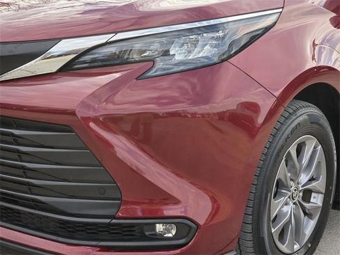 Used 2025 Toyota Sienna XLE w/ XLE Plus Package image 6