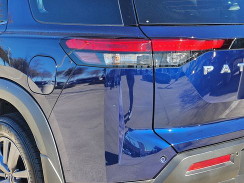 Used 2025 Nissan Pathfinder SV w/ SV Premium Package image 5