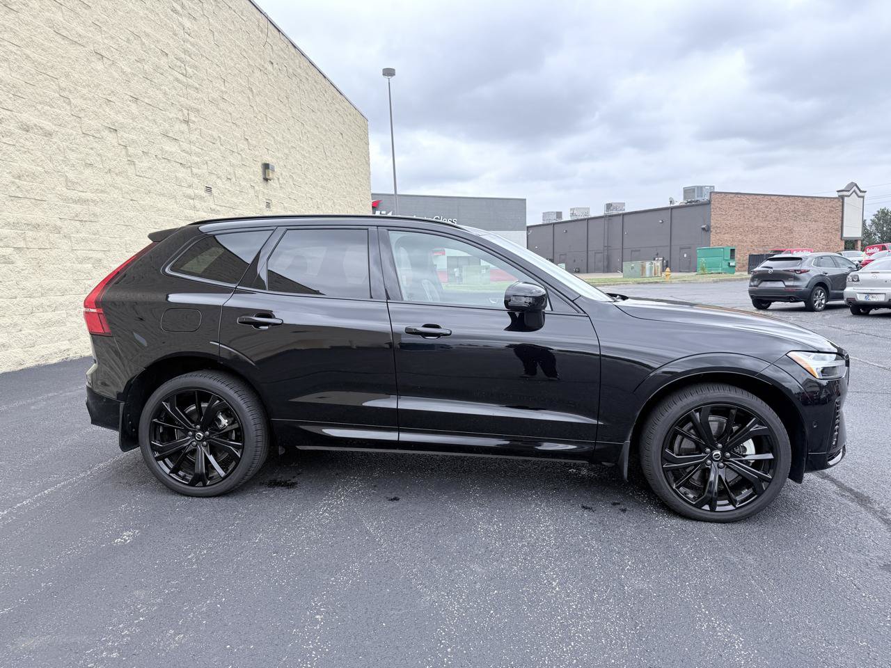 Used 2024 Volvo XC60 T8 Ultimate AWD/4WD image 8