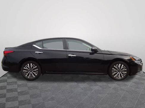 Used 2025 Nissan Altima 2.5 SV FWD image 4
