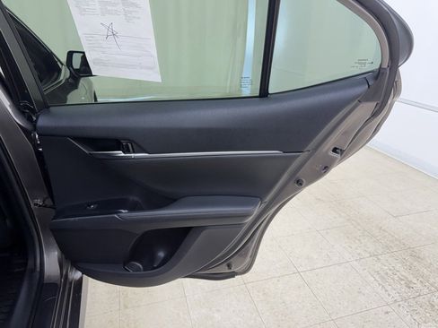 Used 2020 Toyota Camry XLE image 11