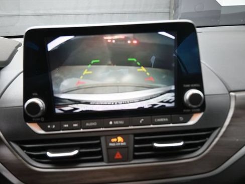 Used 2024 Nissan Altima 2.5 SV FWD image 3