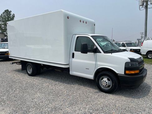 Used 2018 Chevrolet Express 3500 w/ Driver Convenience Package RWD image 4