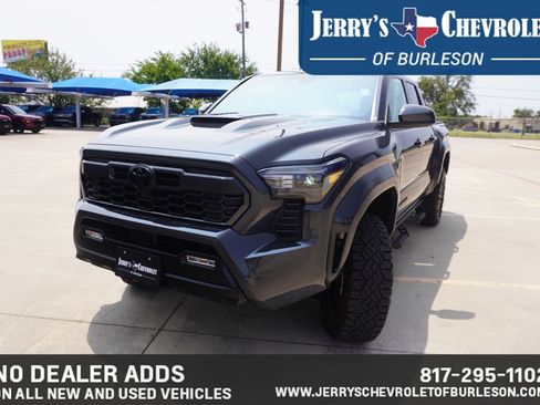 Used 2025 Toyota Tacoma TRD Sport AWD/4WD image 2