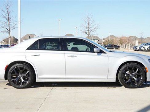 Certified 2022 Chrysler 300 Touring L image 10