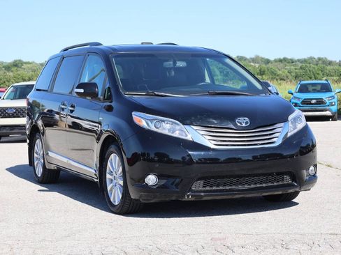 Used 2017 Toyota Sienna Limited AWD/4WD image 4