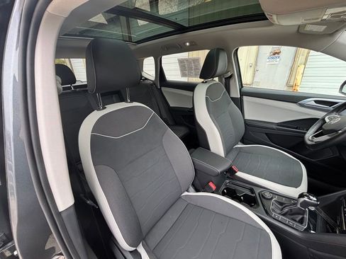 Certified 2025 Volkswagen Taos SE image 18