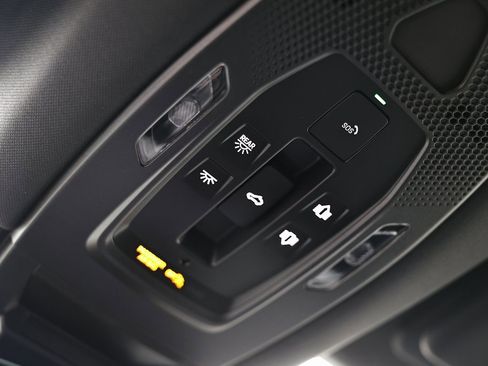 Certified 2025 Porsche Cayenne image 40