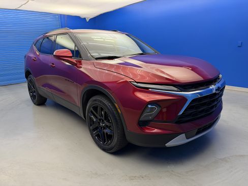 Used 2024 Chevrolet Blazer LT w/ Convenience Package FWD image 2