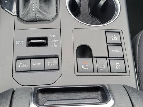 Used 2024 Toyota Highlander LE image 30