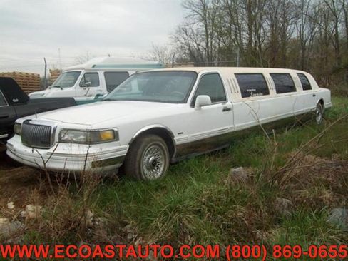 Used 1996 Lincoln Town Car Executive RWD image 2