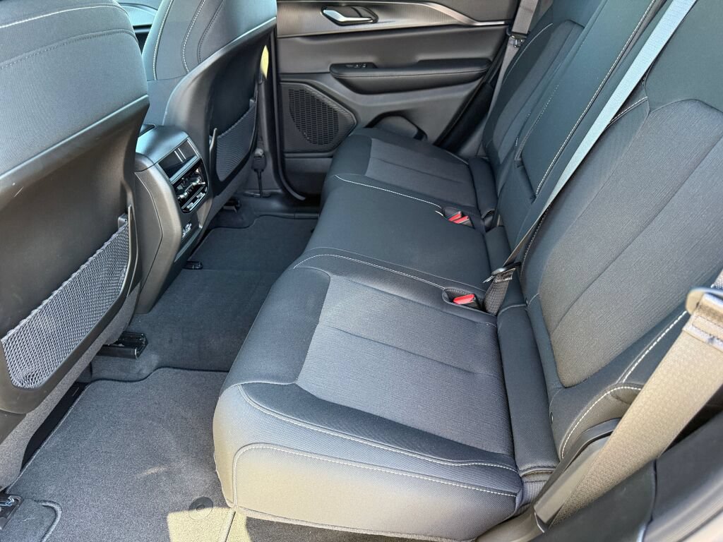 New 2027 Jeep Grand Cherokee Laredo RWD image 10