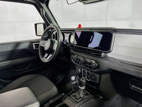 Used 2025 Jeep Wrangler Unlimited Sahara AWD/4WD image 27