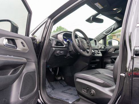 Used 2025 Chrysler Pacifica Select FWD image 14