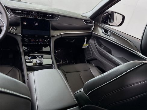 New 2025 Jeep Grand Cherokee L Limited w/ Trailer Tow Package image 18