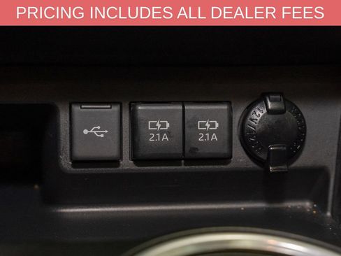 Used 2020 Toyota Highlander XLE FWD image 19