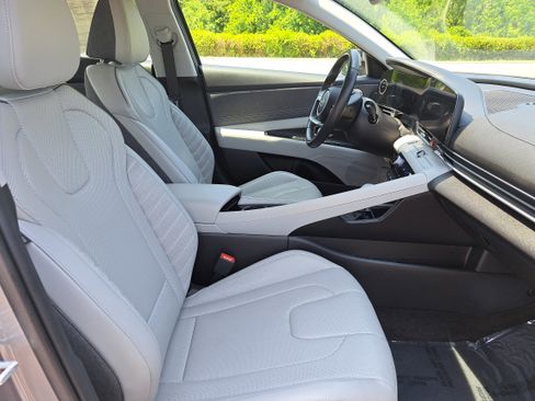 Used 2025 Hyundai Elantra Limited FWD image 10