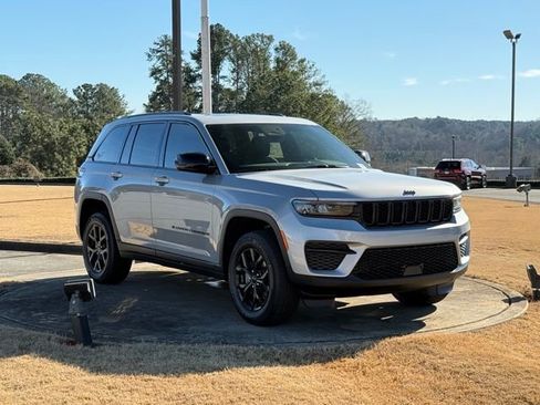 New 2025 Jeep Grand Cherokee Altitude image 9