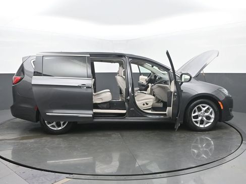 Used 2018 Chrysler Pacifica Touring-L Plus w/ Tire & Wheel Group image 57