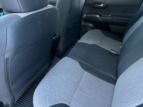 Used 2022 Toyota Tacoma TRD Off-Road image 12