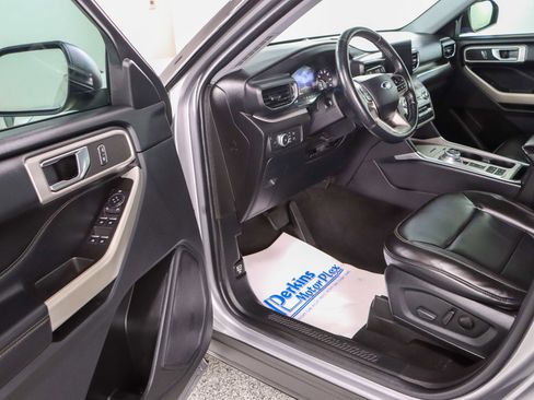 Used 2021 Ford Explorer XLT w/ Equipment Group 202A image 3