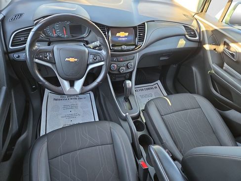 Used 2022 Chevrolet Trax LT w/ LT Convenience Package image 12
