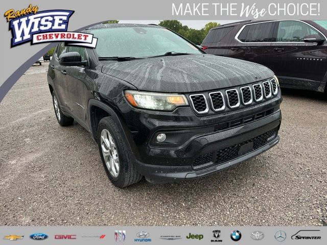 Used 2025 Jeep Compass Latitude w/ Sun & Sound Group AWD/4WD image 1