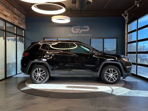 Used 2020 Jeep Compass Latitude w/ Cold Weather Group AWD/4WD image 2