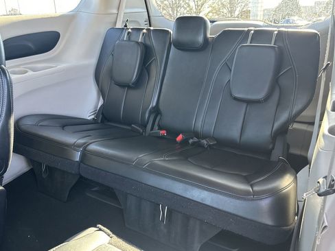 Used 2024 Chrysler Pacifica Touring-L image 19