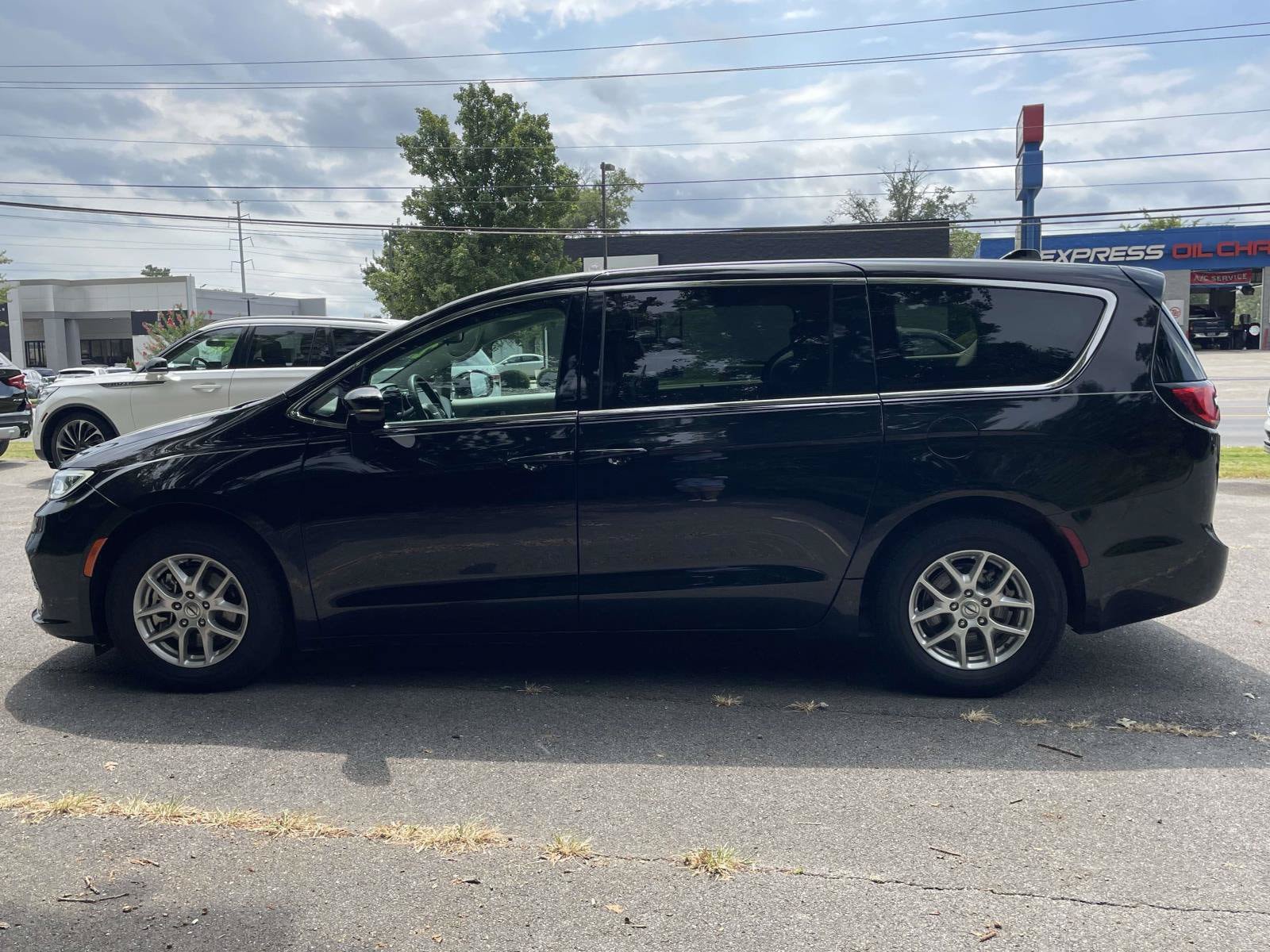 Used 2024 Chrysler Pacifica Touring-L FWD image 6