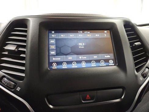 Used 2019 Jeep Cherokee Latitude Plus w/ Comfort/Convenience Group image 20