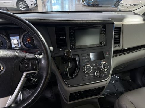 Used 2018 Toyota Sienna XLE Premium FWD image 19