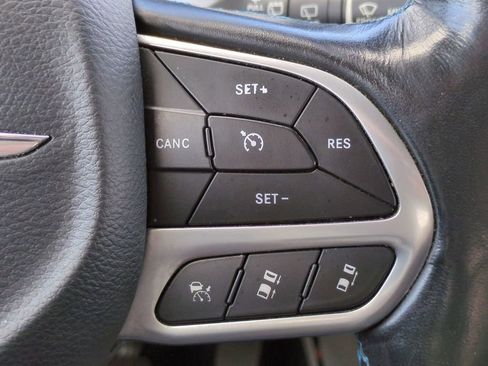 Used 2021 Chrysler Pacifica Touring-L image 25