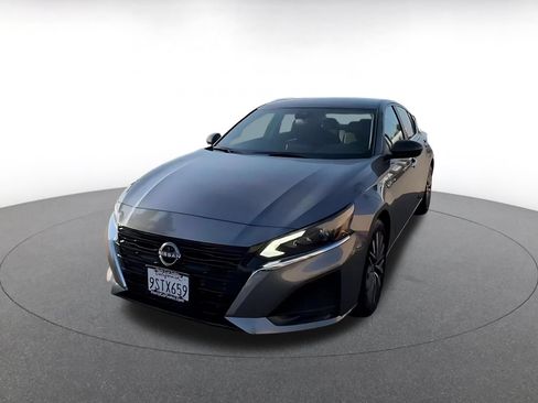 Used 2025 Nissan Altima 2.5 SV FWD image 5