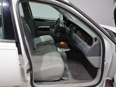 Used 2006 Lincoln Town Car Signature RWD image 21