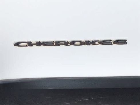 Used 2019 Jeep Cherokee Limited w/ Luxury Group image 13