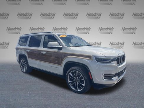 Used 2022 Jeep Wagoneer Series III w/ Premium Group I AWD/4WD image 2