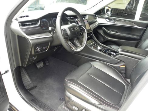 Used 2023 Jeep Grand Cherokee Limited w/ Black Appearance Package AWD/4WD image 16
