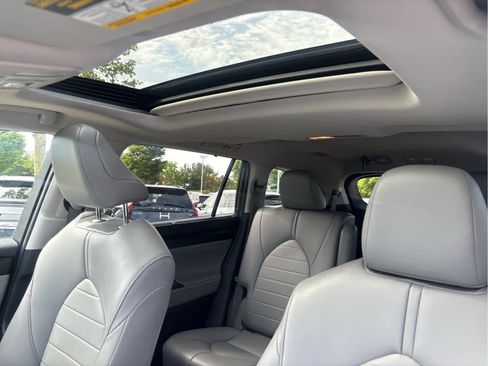 Used 2020 Toyota Highlander XLE AWD/4WD image 19