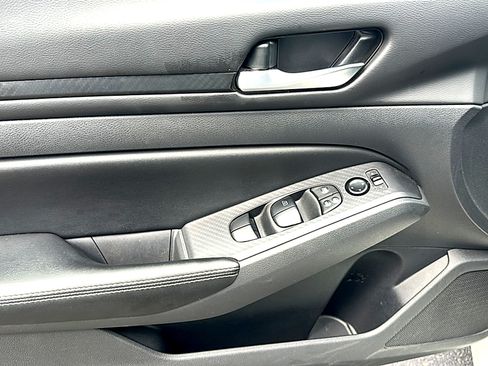 Used 2025 Nissan Altima 2.5 SV FWD image 16