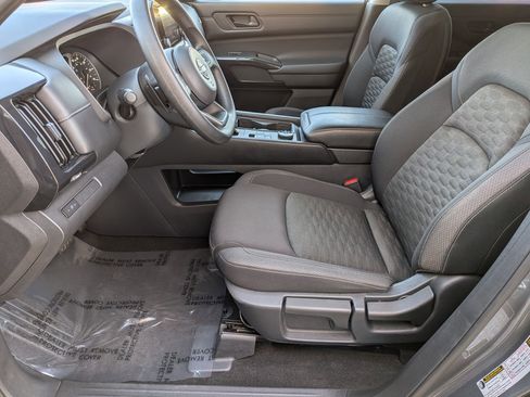 Used 2023 Nissan Pathfinder S image 11