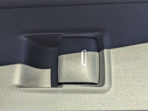 Used 2024 GMC Terrain SLE FWD image 32