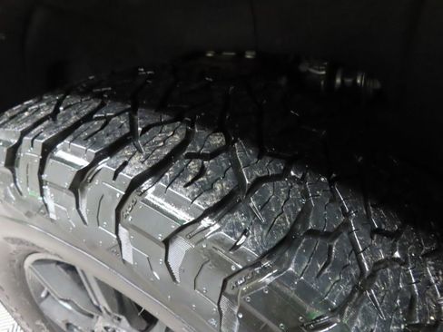 Used 2024 GMC Sierra 2500 AT4 w/ AT4 Premium Plus Package image 9