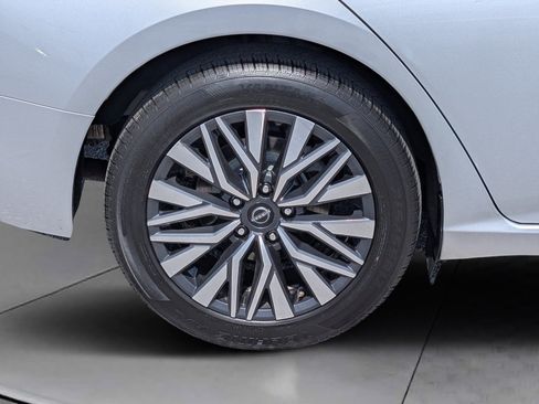 Used 2024 Nissan Altima 2.5 SV FWD image 10