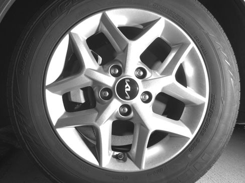 Used 2025 Kia Soul LX w/ LX Technology Package image 12