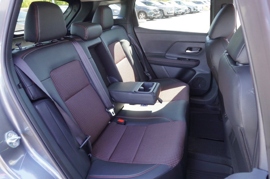 Certified 2025 Nissan Kicks SR FWD image 9